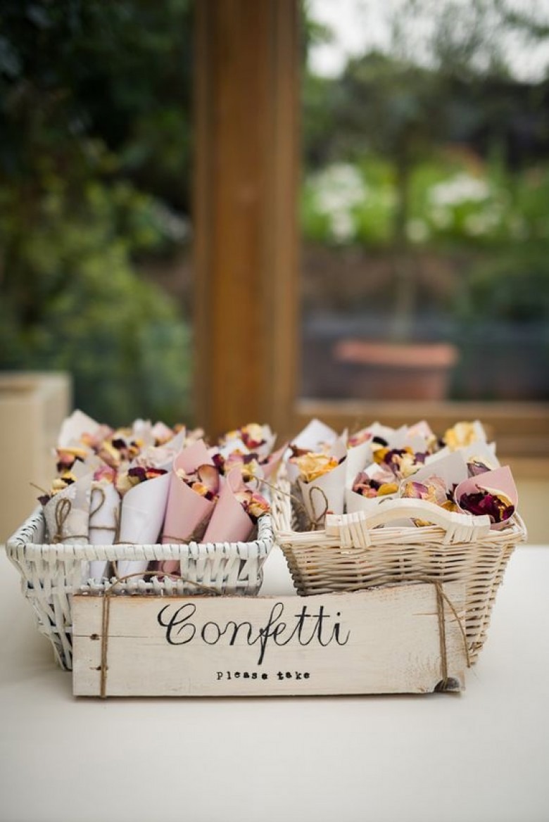 imgi_57_diy-Rose-petals-wedding-favor-ideas.jpg